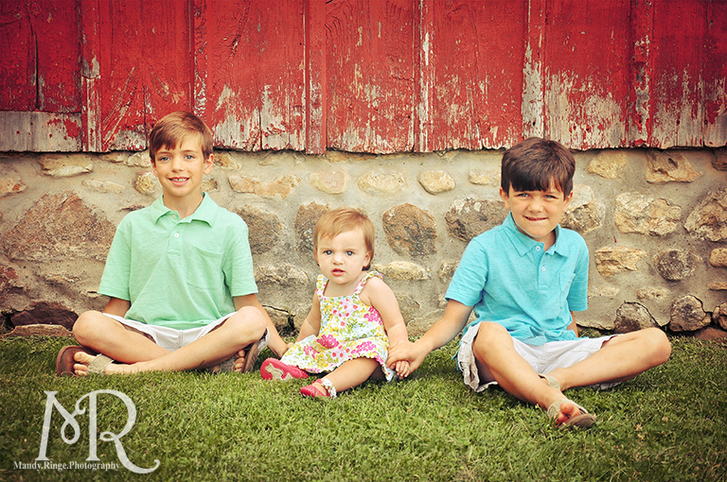 Siblings in front of a red barn // Leroy Oaks // by Mandy Ringe Photography