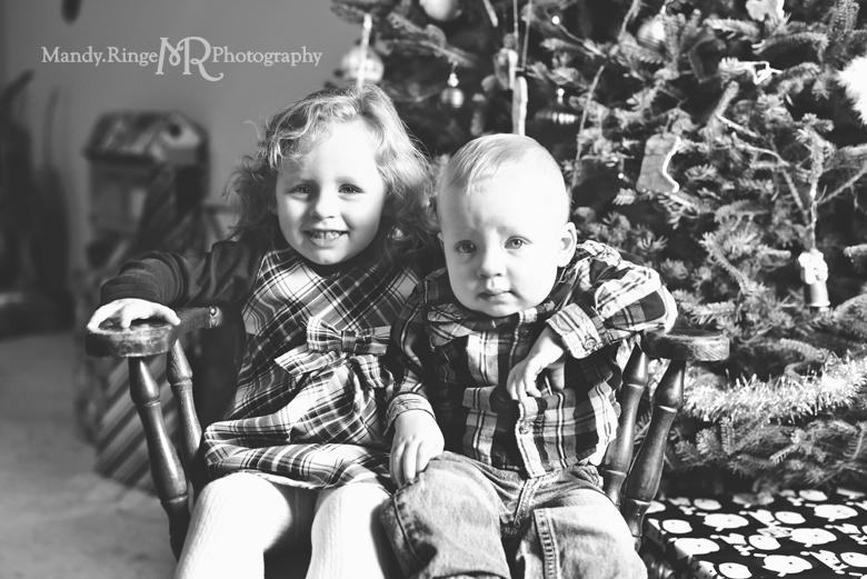 Christmas portrait // black and white, christmas tree, indoors, siblings sitting in a chair // by Mandy Ringe Photography