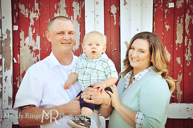 Family photos in front of a red barn // Leroy Oaks // St Charles, IL // by Mandy Ringe Photography