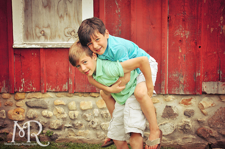 Siblings in front of a red barn // Leroy Oaks // by Mandy Ringe Photography