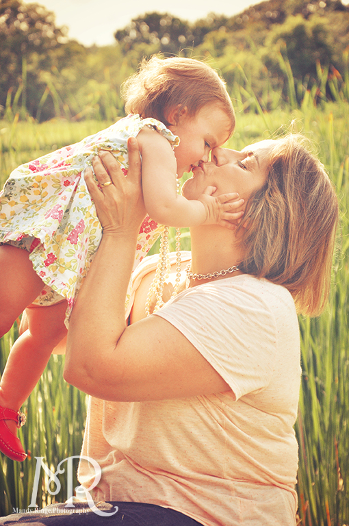 Baby girl kissing her mother // Leroy Oaks // by Mandy Ringe Photography